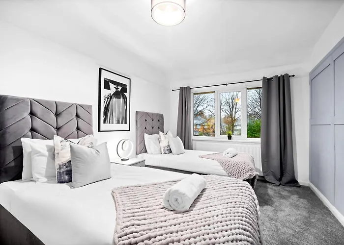 Stylish Three Bedroom House - Accommodates 7 - Parking Available - Garden - Recently Renovated - Top Rated - 162S