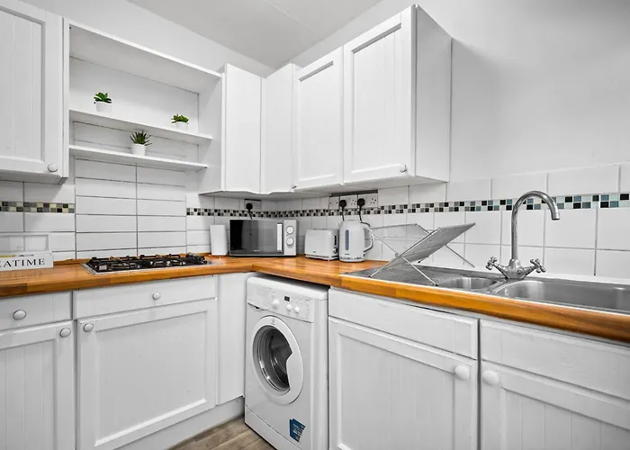 Stylish Three Bedroom House - Accommodates 7 - Parking Available - Garden - Recently Renovated - Top Rated - 162S