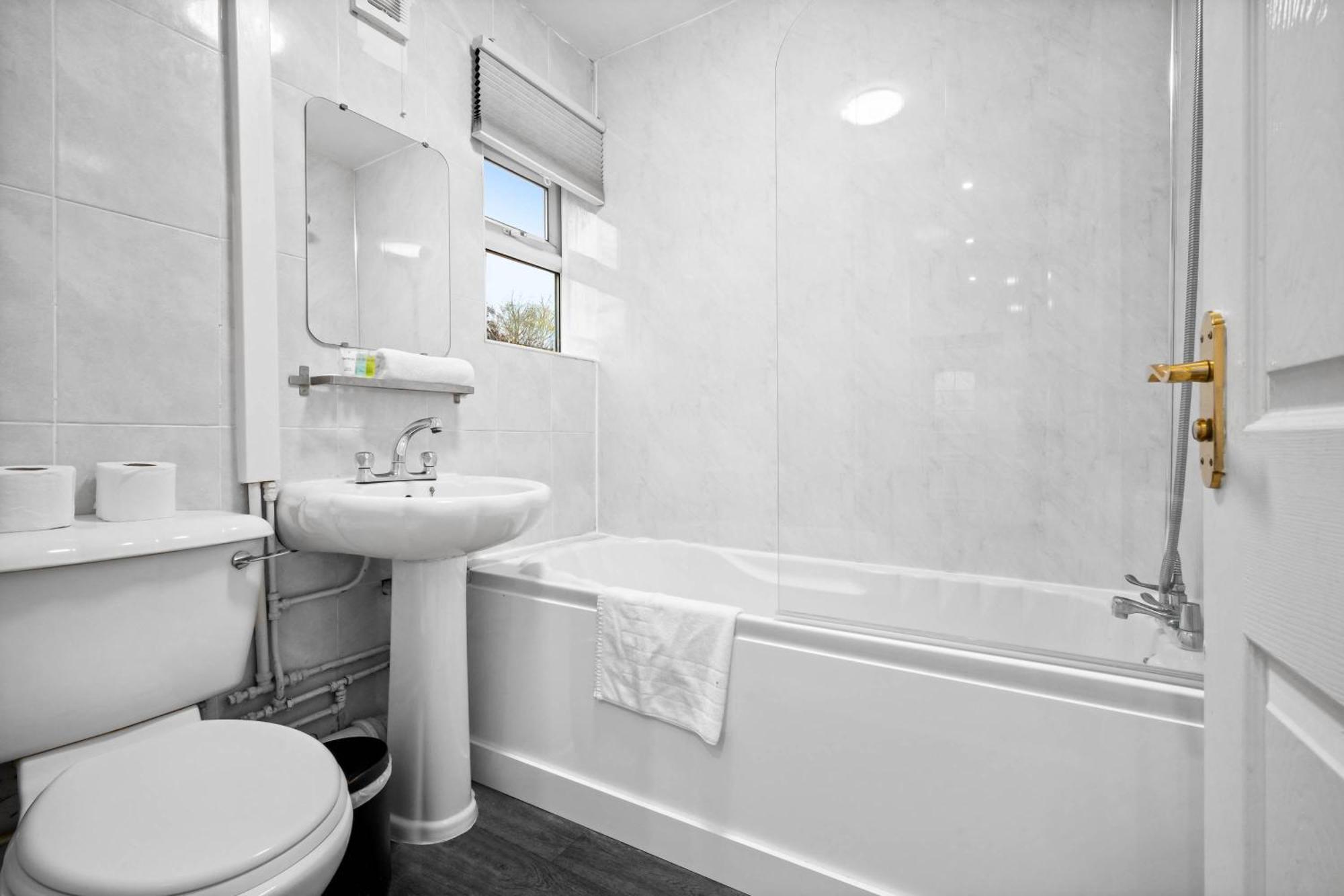 Stylish Three Bedroom House - Accommodates 7 - Parking Available - Garden - Recently Renovated - Rated - 162s *