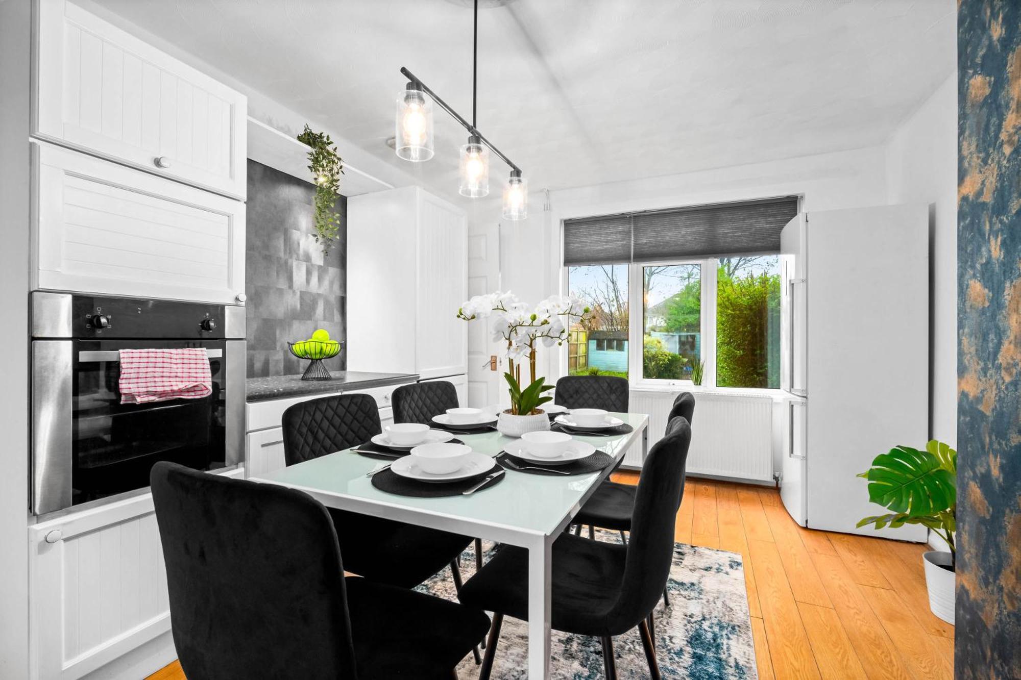 Stylish Three Bedroom House - Accommodates 7 - Parking Available - Garden - Recently Renovated - Rated - 162s Vakantiehuis Birmingham