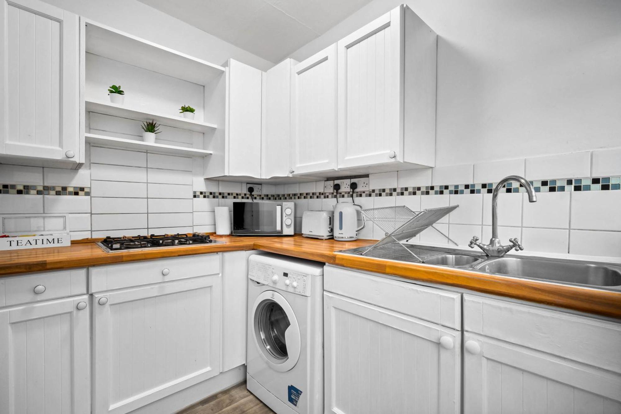Stylish Three Bedroom House - Accommodates 7 - Parking Available - Garden - Recently Renovated - Rated - 162s Vakantiehuis