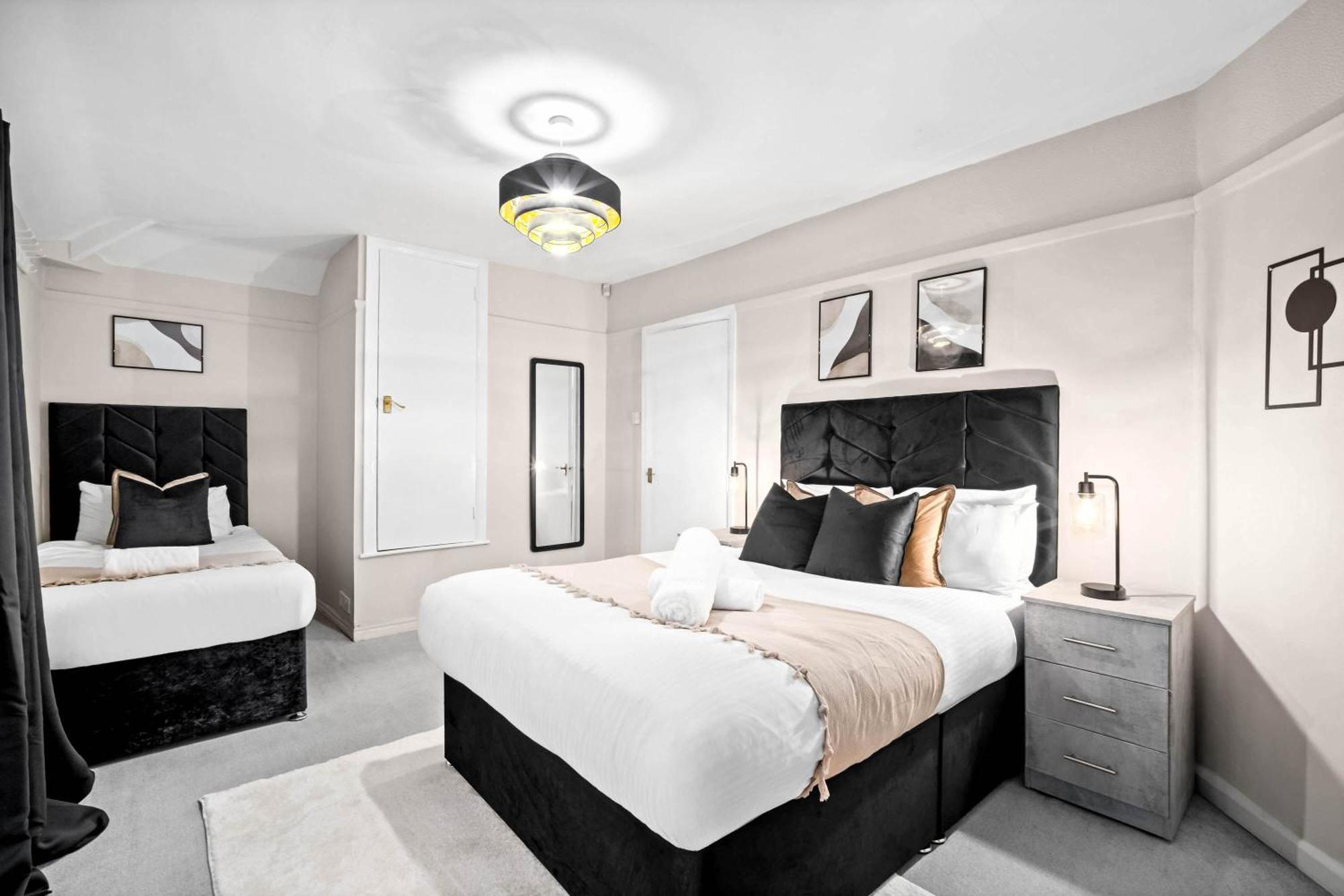 Stylish Three Bedroom House - Accommodates 7 - Parking Available - Garden - Recently Renovated - Rated - 162s Vakantiehuis