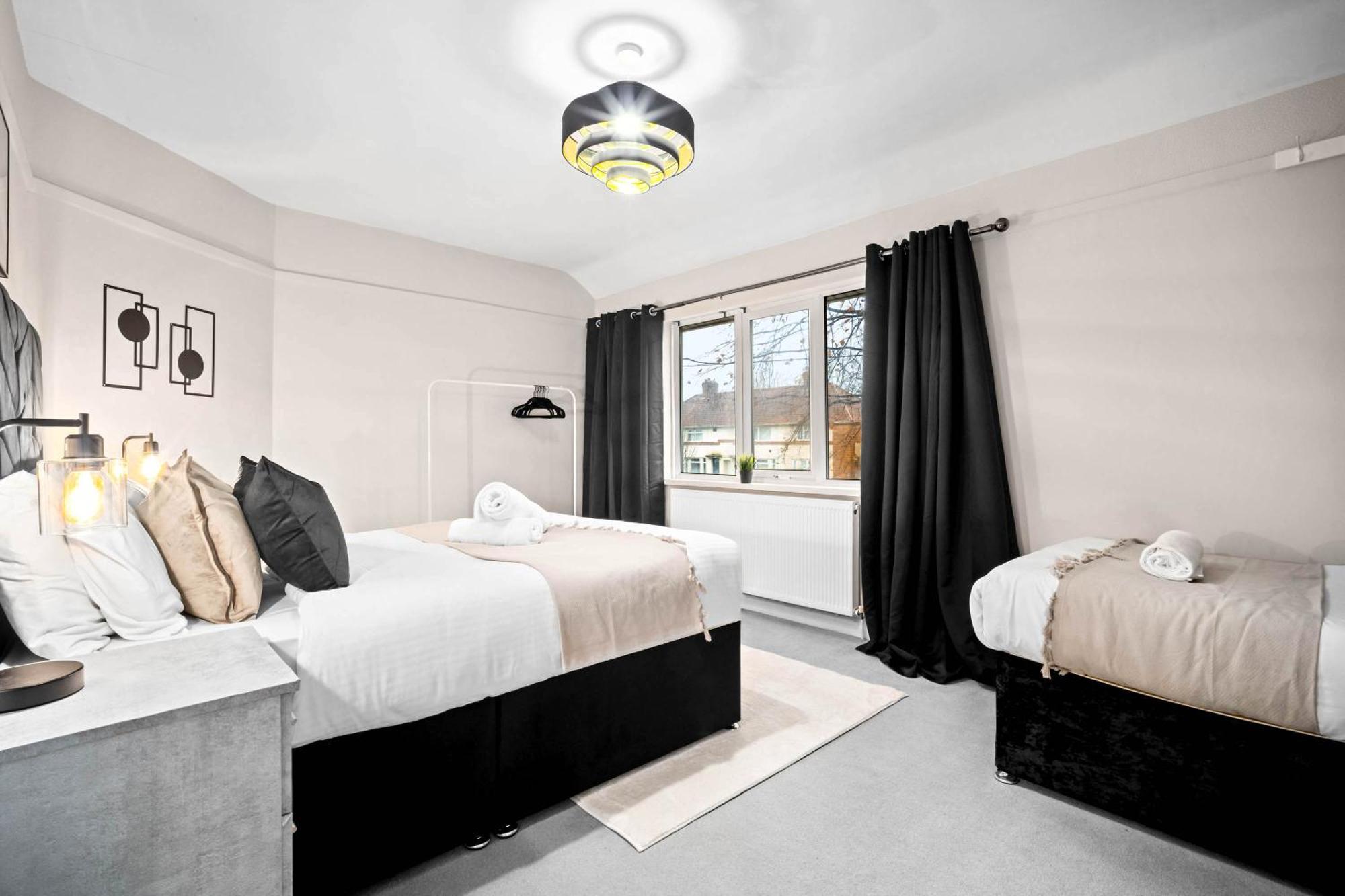 Stylish Three Bedroom House - Accommodates 7 - Parking Available - Garden - Recently Renovated - Rated - 162s Vakantiehuis
