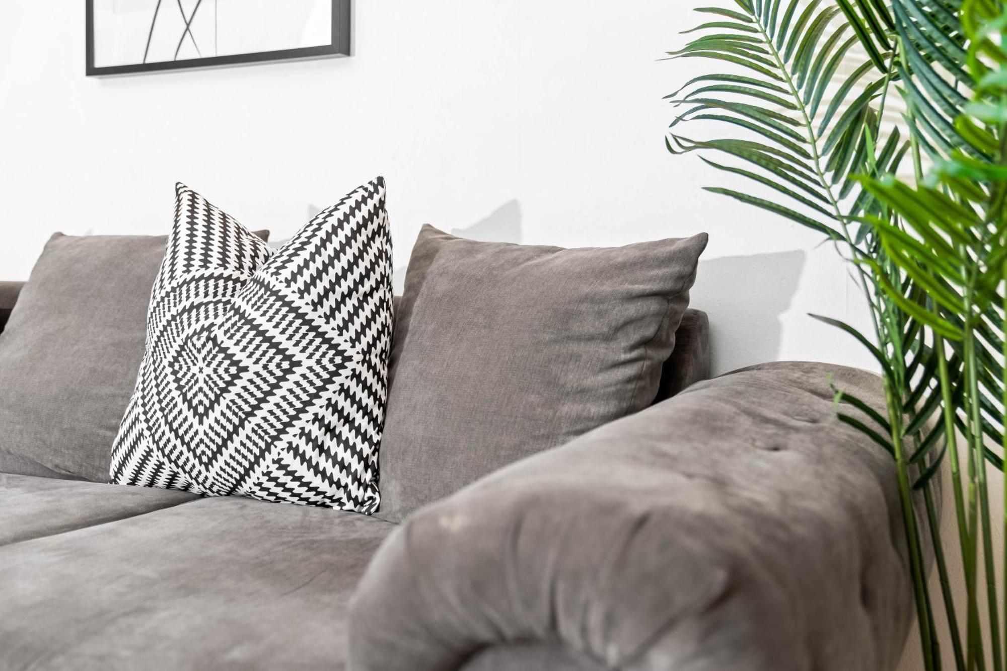 Vakantiehuis Stylish Three Bedroom House - Accommodates 7 - Parking Available - Garden - Recently Renovated - Rated - 162s *